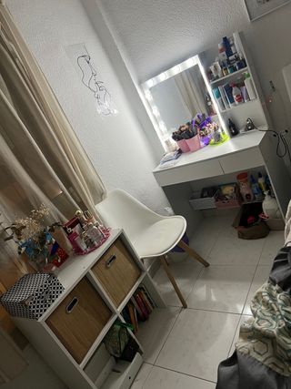 Tocador con espejo +silla y el mueble blanco 