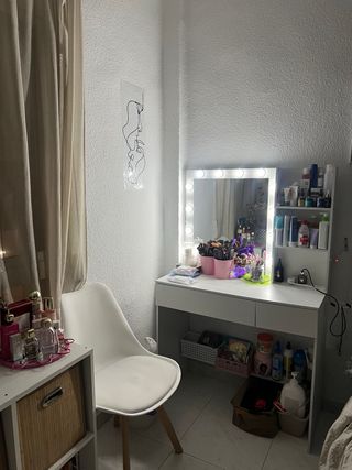 Tocador con espejo +silla y el mueble blanco 