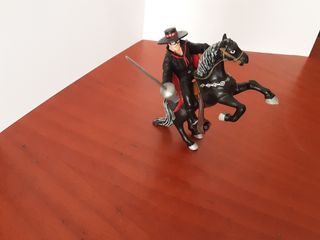 2 FIGURAS  EL ZORRO y CABALLO TORNADO. AÑOS 90
