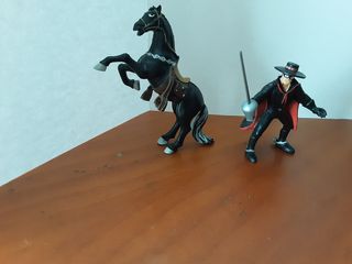 2 FIGURAS  EL ZORRO y CABALLO TORNADO. AÑOS 90