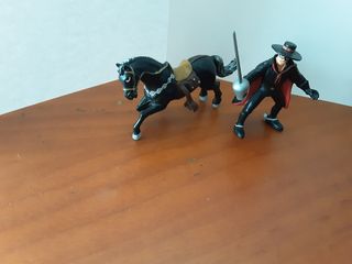 2 FIGURAS  EL ZORRO y CABALLO TORNADO. AÑOS 90