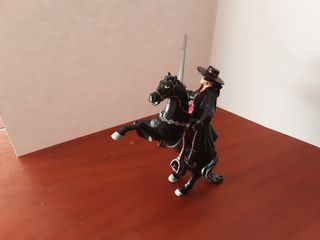 2 FIGURAS  EL ZORRO y CABALLO TORNADO. AÑOS 90