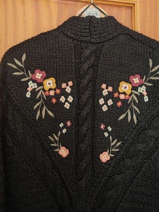 Mango chaqueta punto negra con bordados