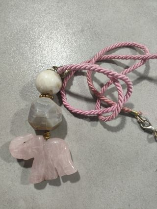 Collar artesanal con elefante rosa