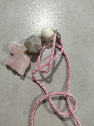 Collar artesanal con elefante rosa