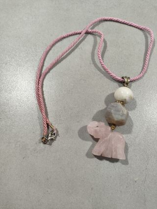 Collar artesanal con elefante rosa