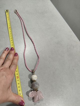 Collar artesanal con elefante rosa