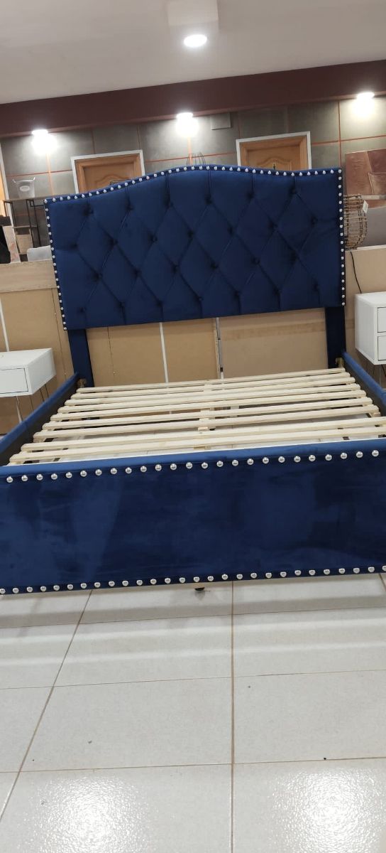Cama azul terciopelo