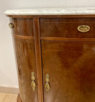 Recibidor madera y mármol con espejo 
