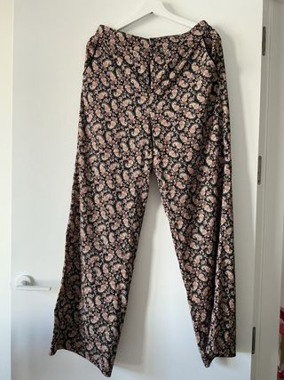 Blusa y pantalones negros, rosa y verde estampados