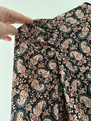 Blusa y pantalones negros, rosa y verde estampados