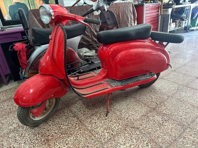 Lambretta LI150 2S roja clásica