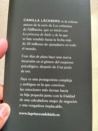 Alas de plata: Una mujer con dos rostros y un p...