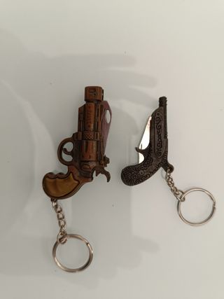 2 portachiavi, coltelli, armi antiche