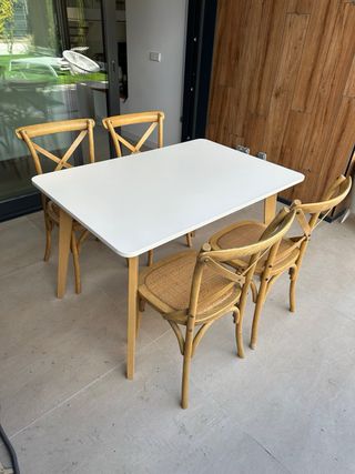 Mesa de cocina blanca lacada.