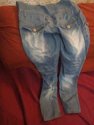 Nuevo pantalón de marca  sin uso es hermoso 