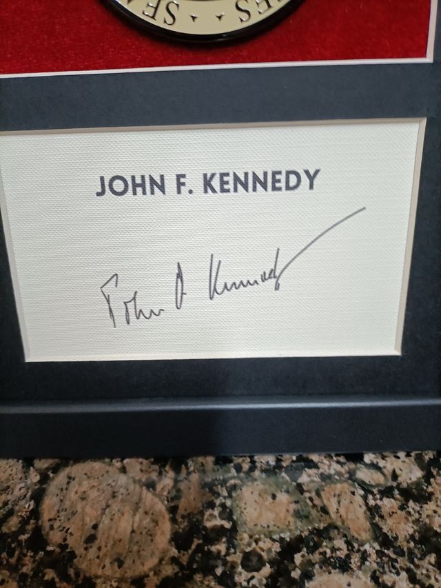 Marco John F. Kennedy: autógrafo y foto con reprud