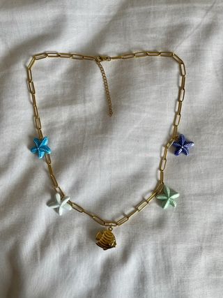Collar dorado con estrellas y pez