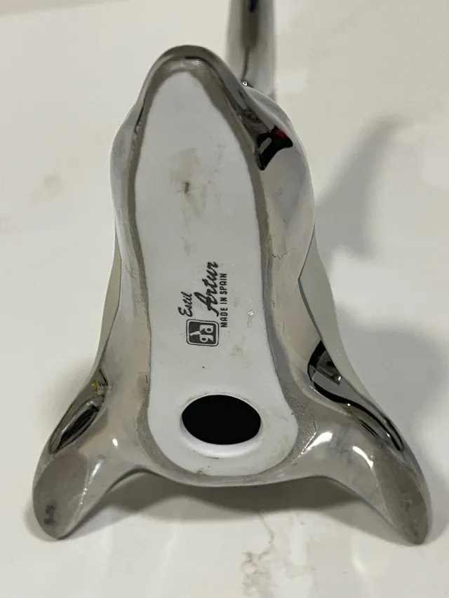 Delfín de porcelana