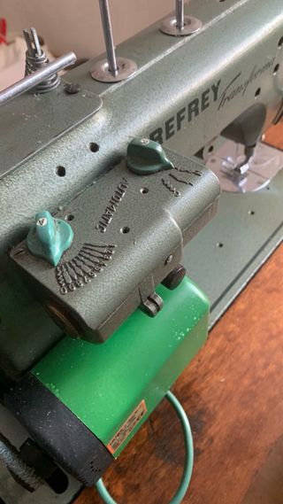 Maquina de coser profesional Refrey transforma