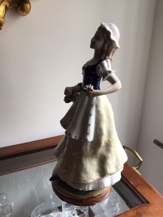 Figura porcelana: Mujer con flores