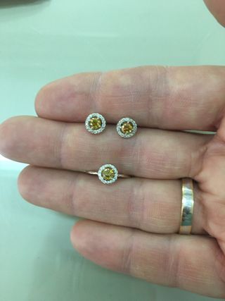 Anillo oro 18k y diamantes incoloros y amarillo naranja