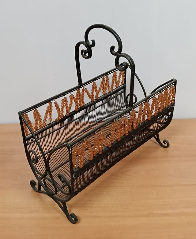 Revistero Metálico con Pedrería