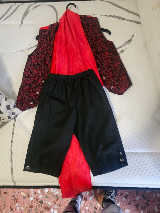 Ropa san Isidro  chaleco y pantalón negro