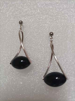 Pendientes largos negros
