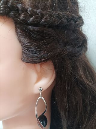 Pendientes largos negros