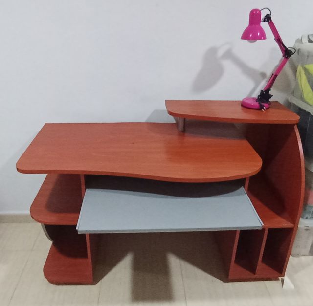 Mesa escritorio y ordenador