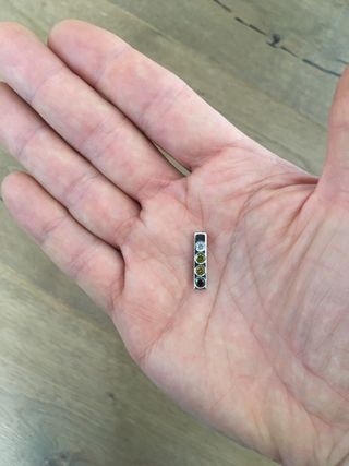 Colgante de oro blanco 18k con 4 diamantes naturales: blanco verde naranja negro