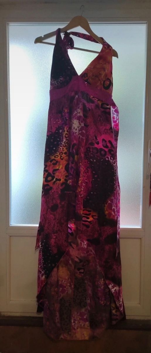 Vestido tipo satén con corte adelante