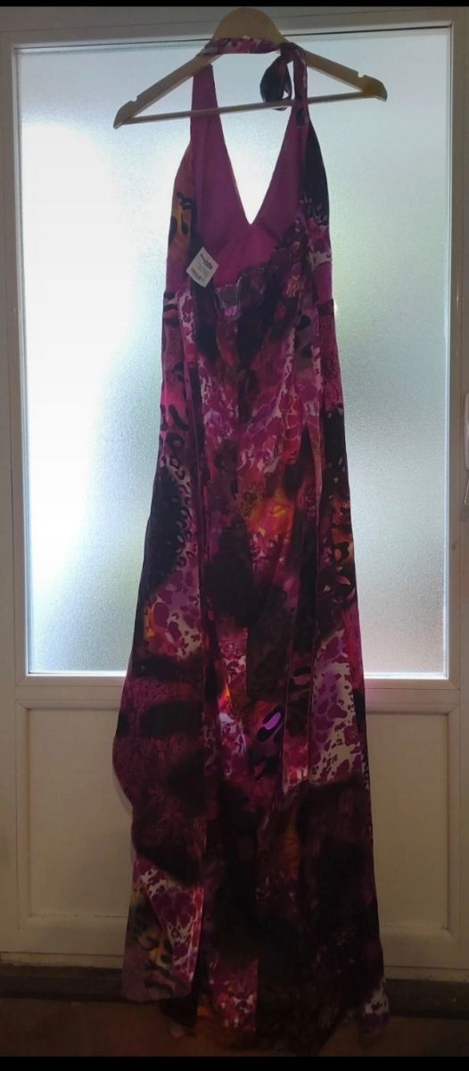 Vestido tipo satén con corte adelante