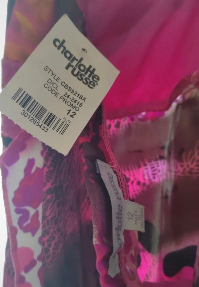 Vestido tipo satén con corte adelante