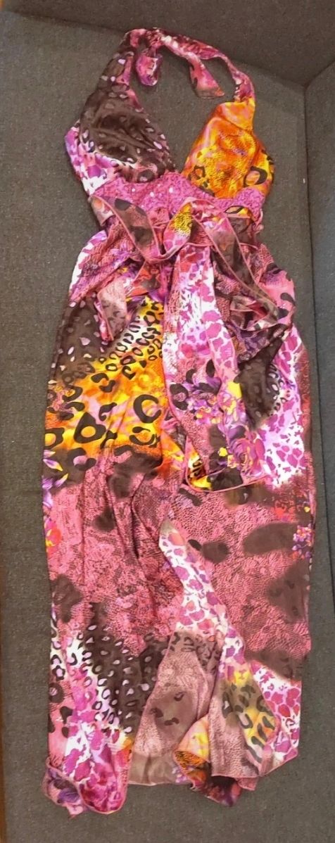 Vestido tipo satén con corte adelante