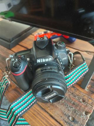 Nikon D750 con bateria y objetivo 50mm nikkor 1.8