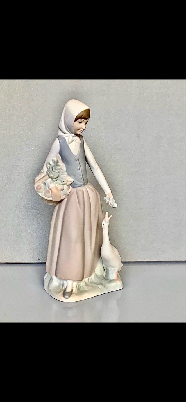 Porcelana de Nao LLADRÓ, MUJER con GANSO