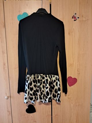 Vestido negro con estampado leopardo