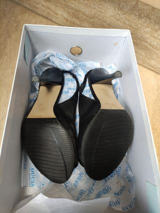 Zapatos fiesta GUESS Marciano negros