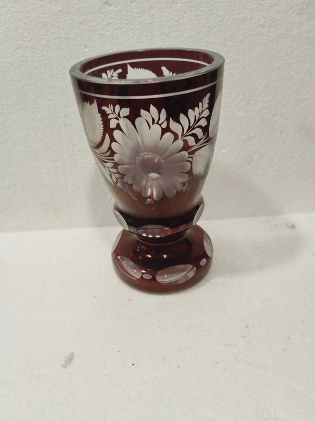 Vaso in vetro intagliato rosso