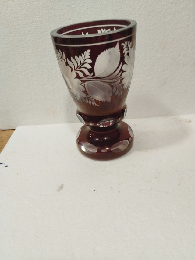 Vaso in vetro intagliato rosso