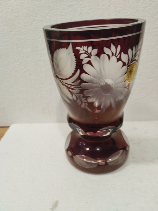 Vaso in vetro intagliato rosso