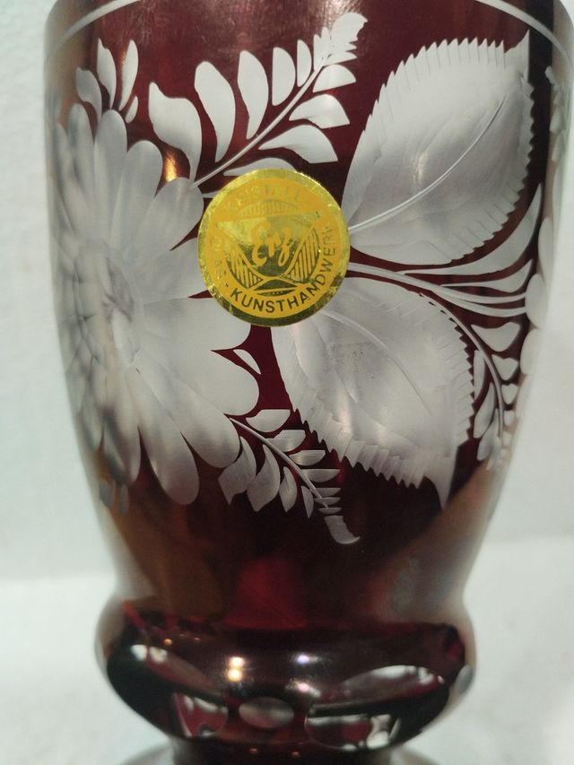 Vaso in vetro intagliato rosso