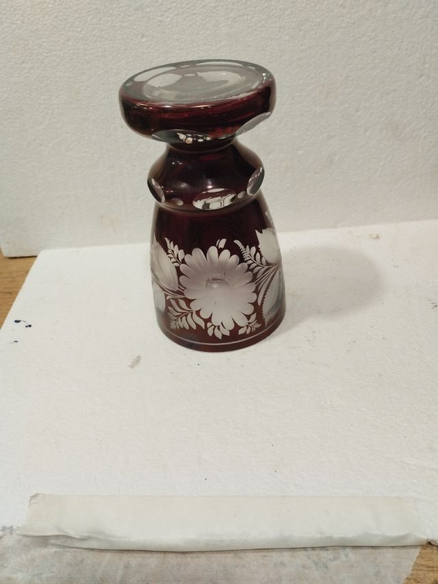 Vaso in vetro intagliato rosso