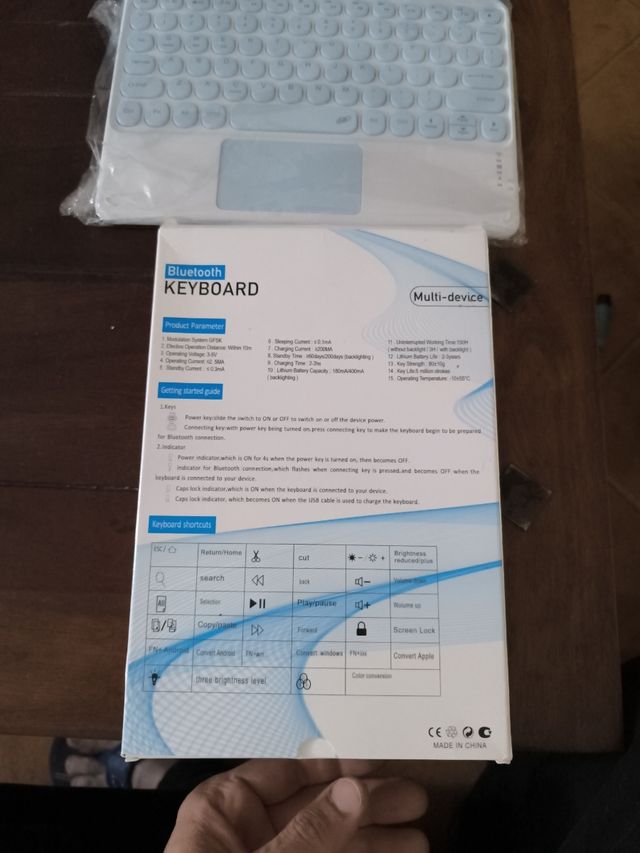 Teclado Bluetooth con panel táctil/ratón