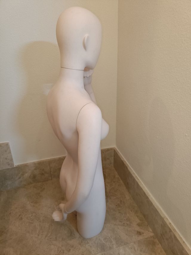 Maniquí mujer mano arriba