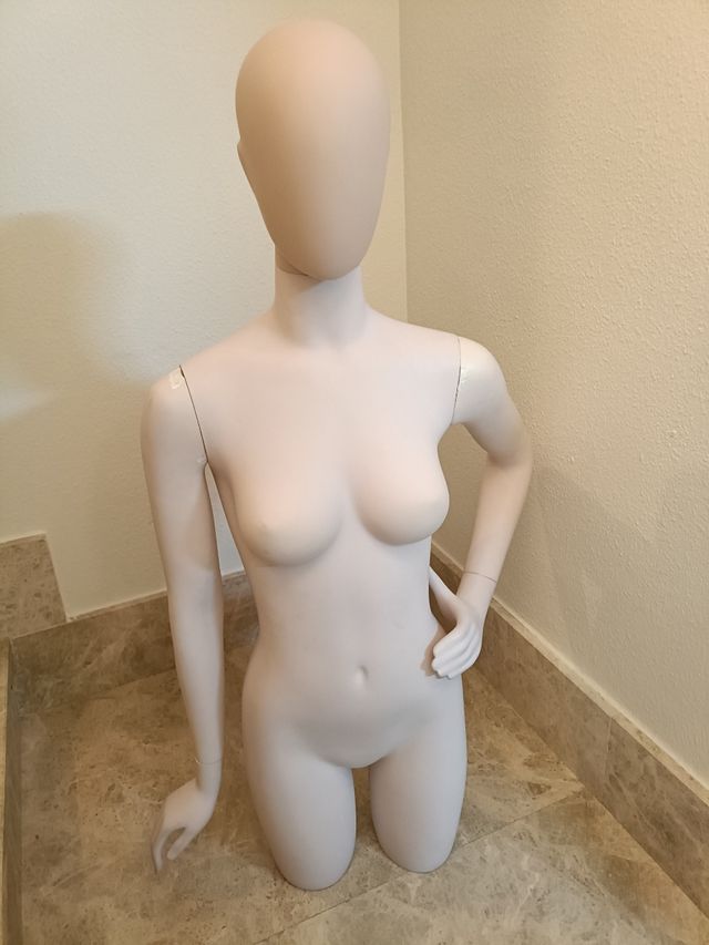 Maniquí mujer mano cintura
