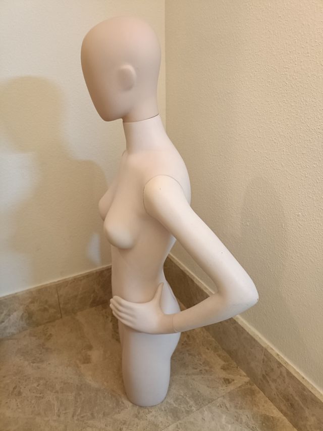 Maniquí mujer mano cintura