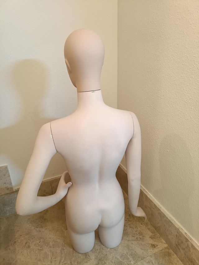 Maniquí mujer mano cintura